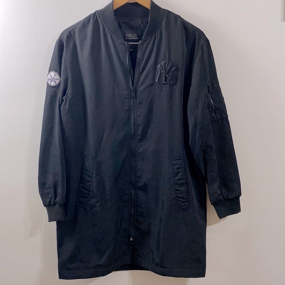 MLB women’s black jacket. Medium size with 3 pockets.